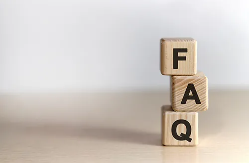 Handwerker liest FAQ auf Tablet